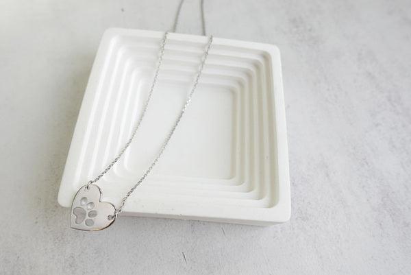 NOYA – Elegante silberne Halskette mit Herz & Pfote für stilvolle Momente