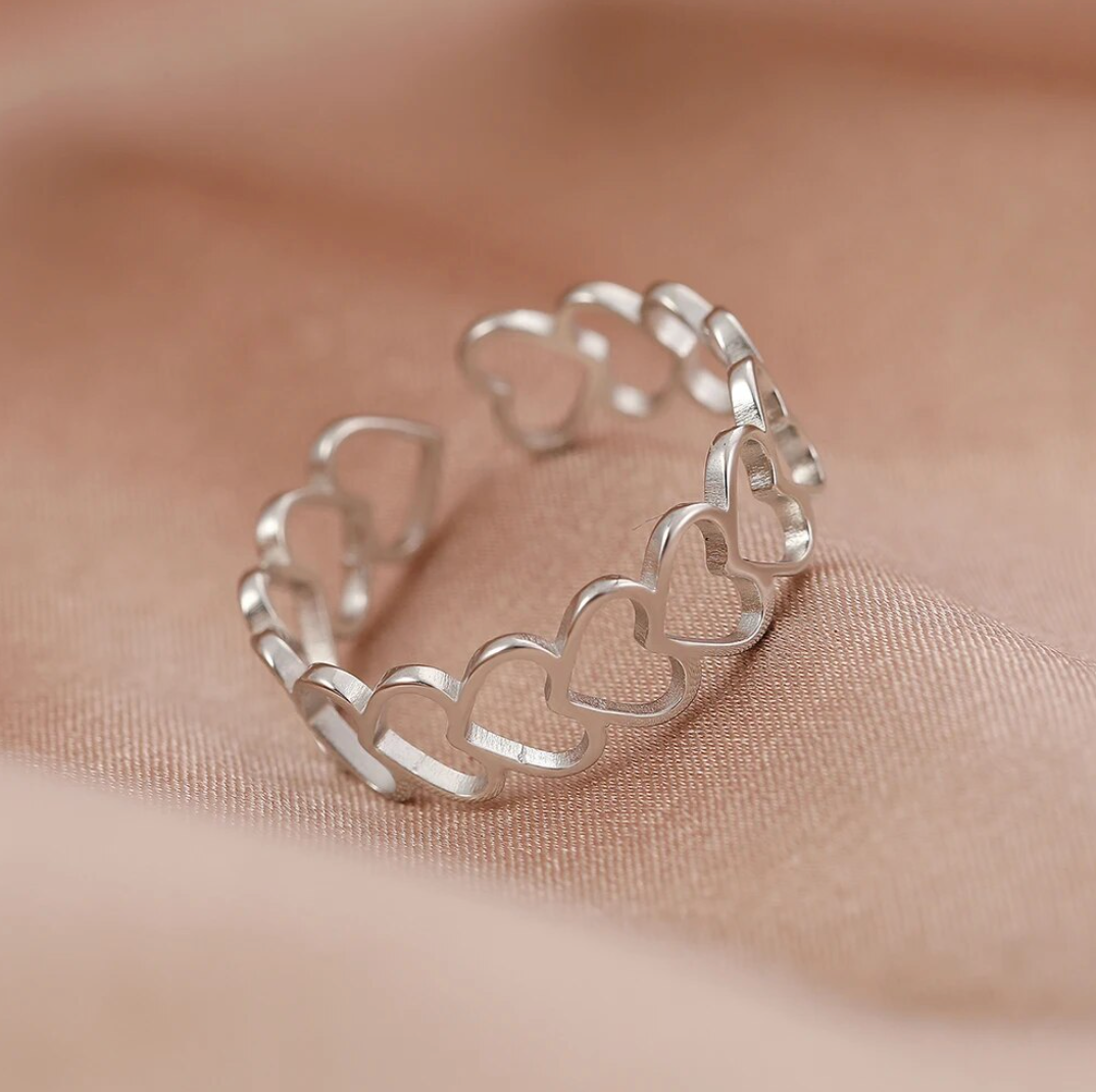 Ring mit Herzen in Umfang in Sterlingsilber 925