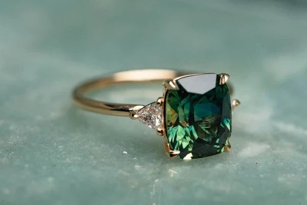 Vintage-inspirierter grüner Edelstein Goldring