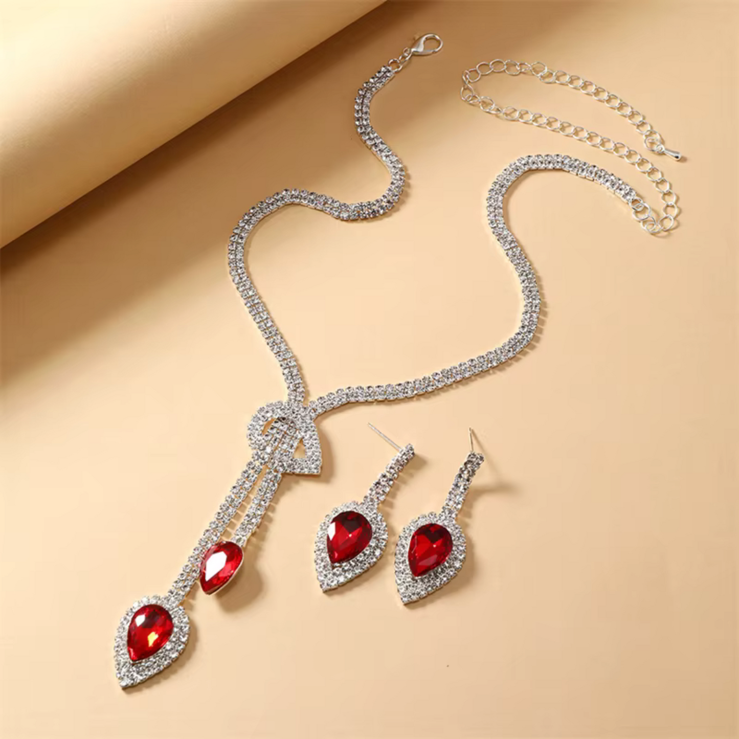Rotes Strass-Halsketten- und Ohrsteckerset