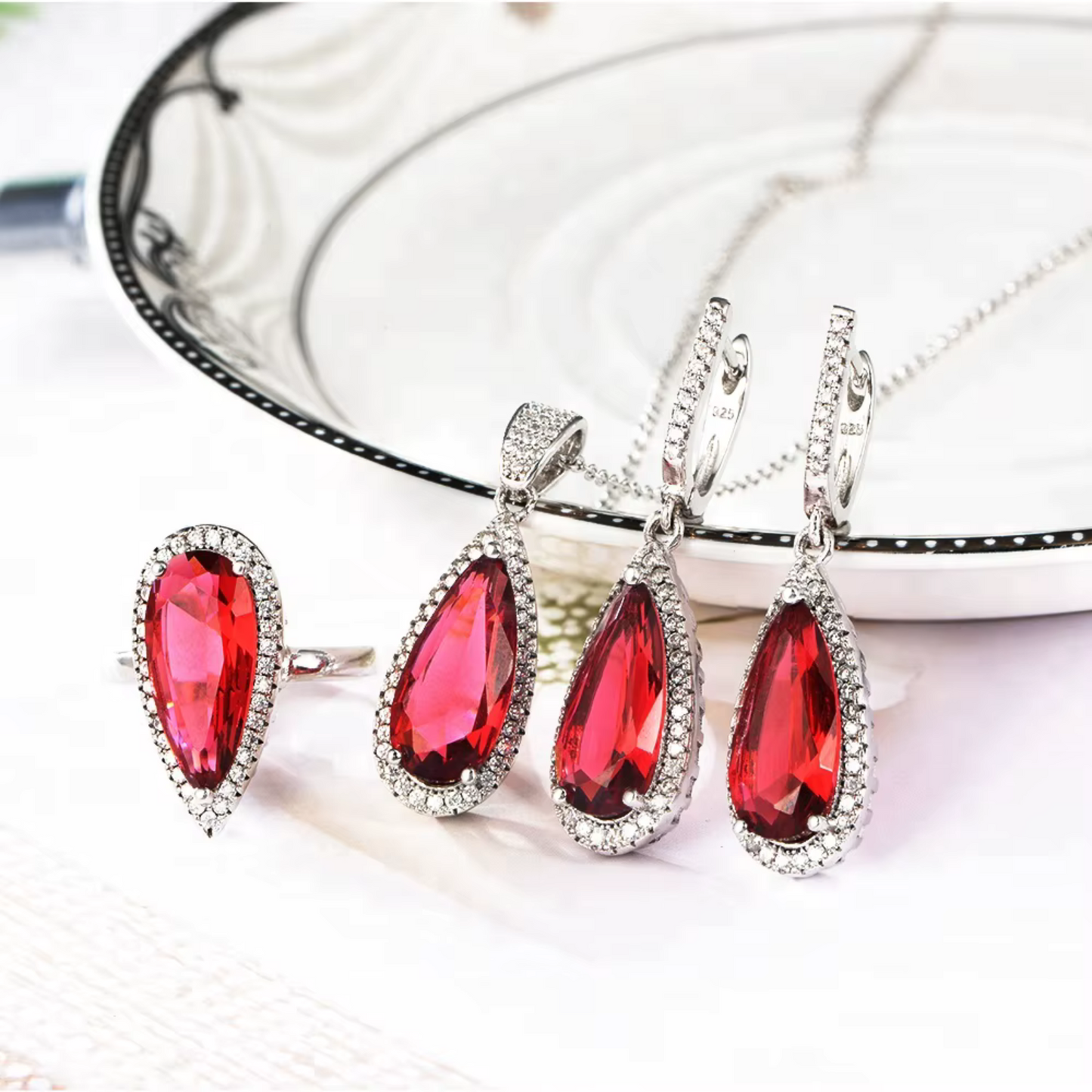 Rotes Schmuckset aus Zirkonia mit Strasssteinen