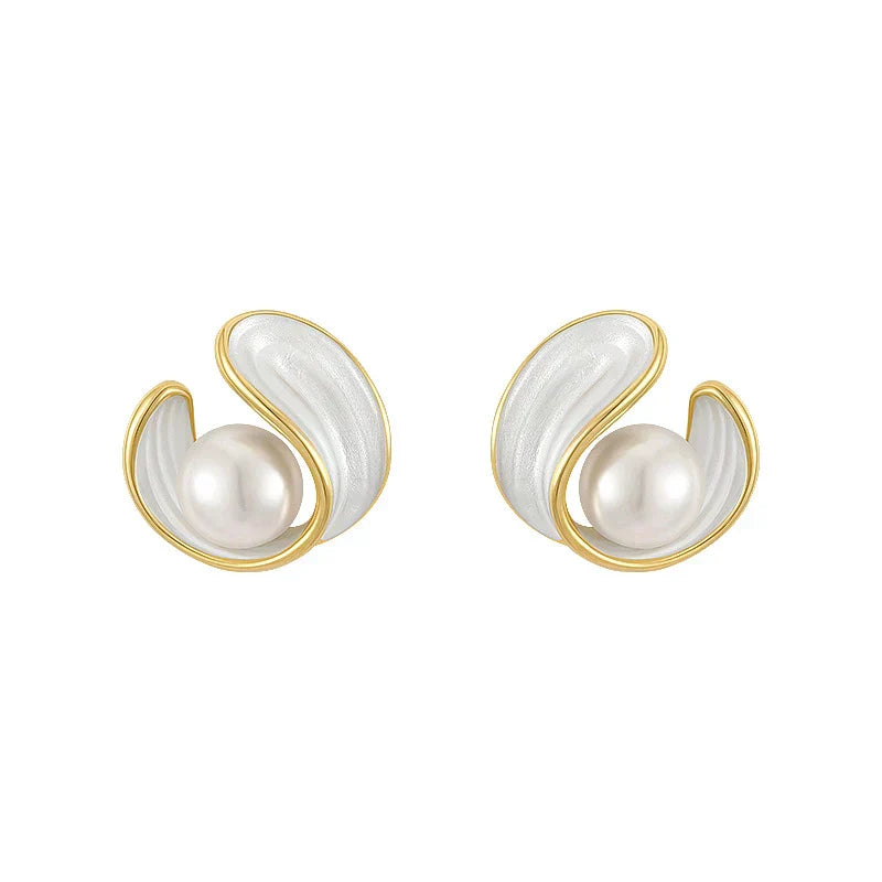 Luxuriöse Ohrringe mit weißem Opal und Perle in Gold