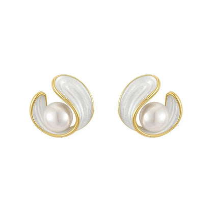 Luxuriöse Ohrringe mit weißem Opal und Perle in Gold