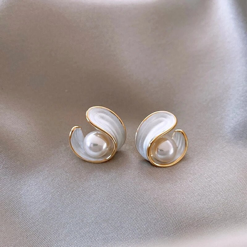 Luxuriöse Ohrringe mit weißem Opal und Perle in Gold