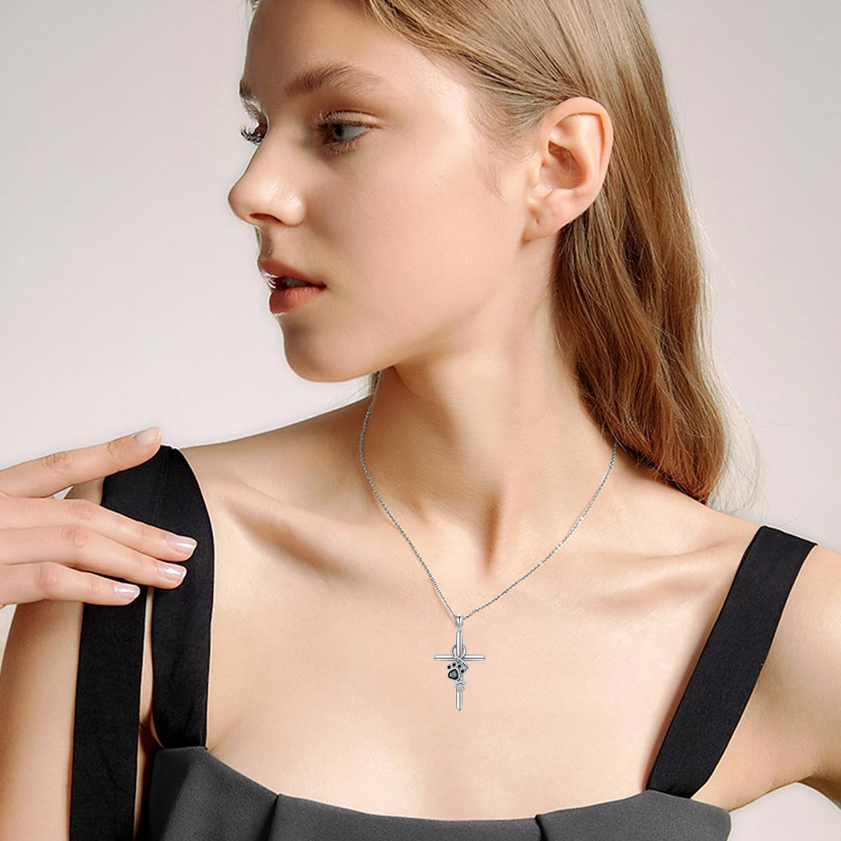 LYORA – Elegante Pfoten- und Kreuz-Halskette aus 925er Sterlingsilber für einen stilvollen Auftritt