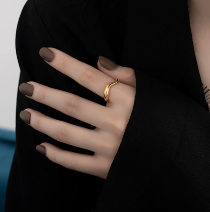Ring aus 18 Karat vergoldetem und 925er Sterlingsilber ineinandergreifend