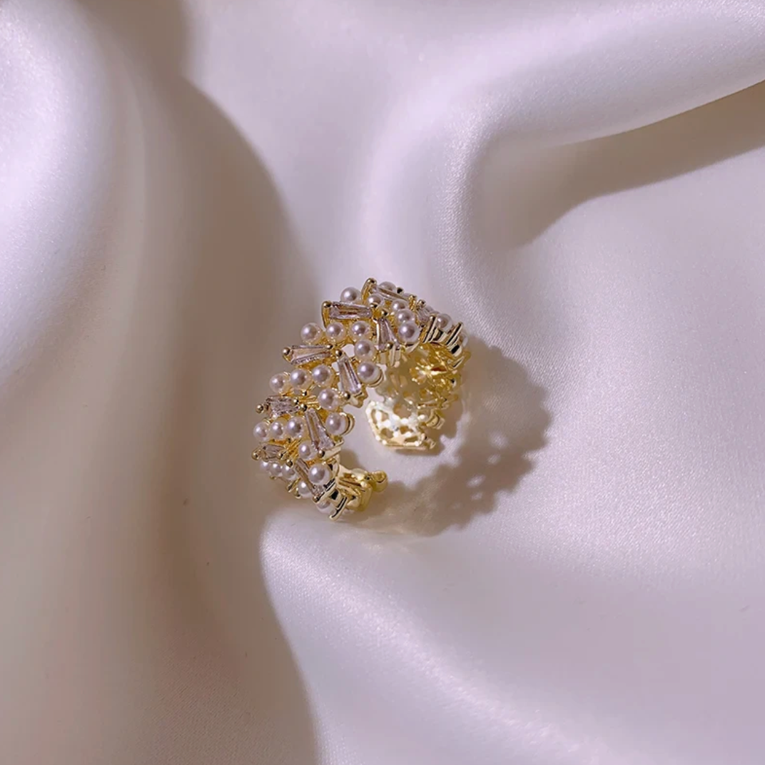 18 Karat vergoldeter Ring mit weißen Kaviarperlen