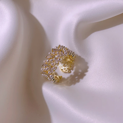 18 Karat vergoldeter Ring mit weißen Kaviarperlen