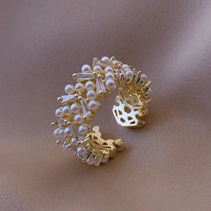 18 Karat vergoldeter Ring mit weißen Kaviarperlen
