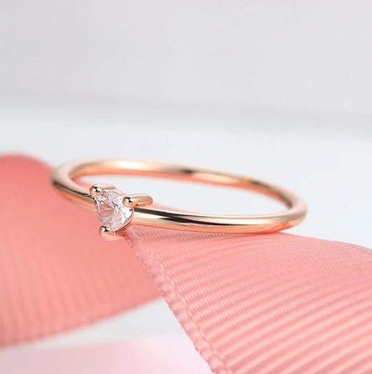 Kleiner Ring mit klassischem, feinem Zirkon in 18K Roségold vergoldet