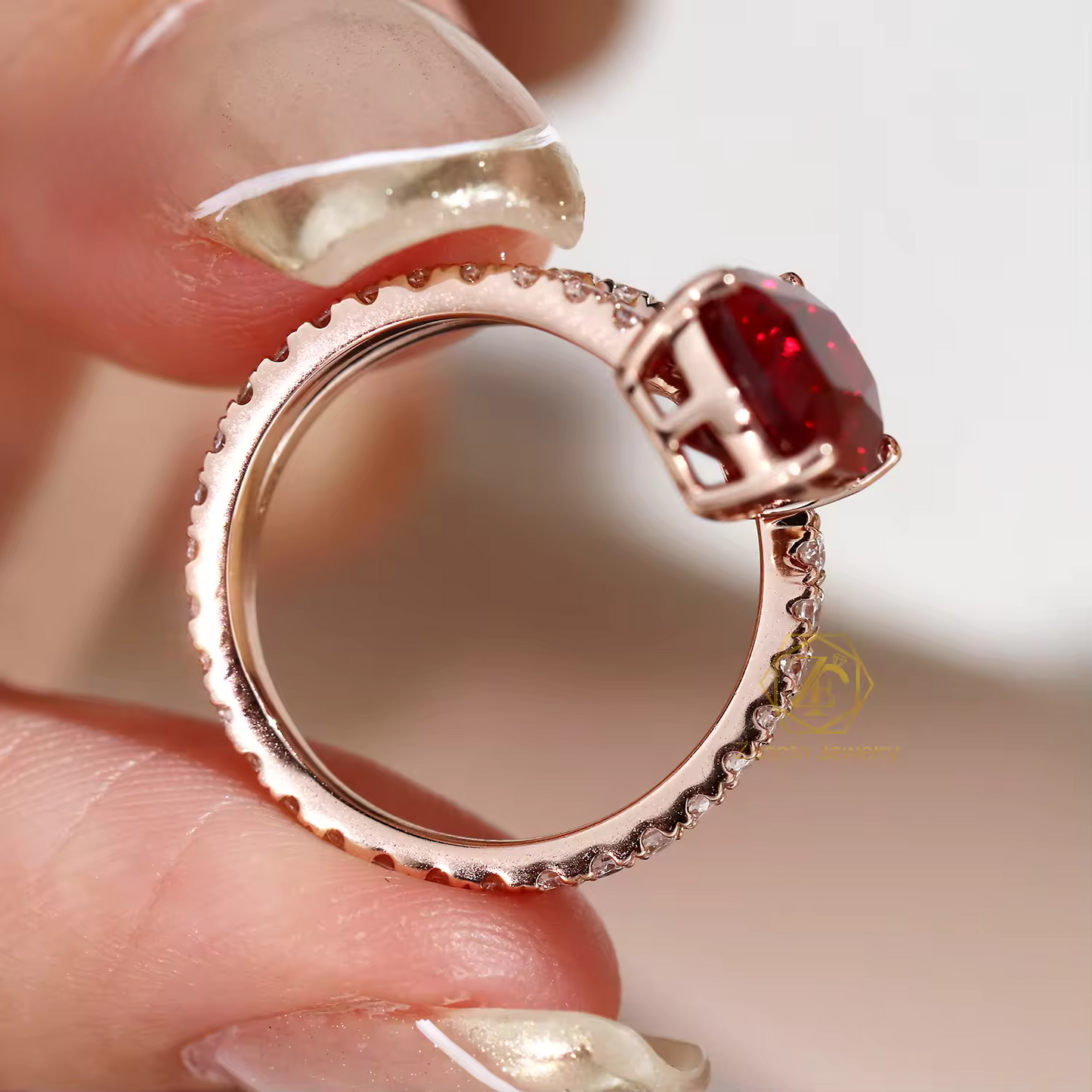 Kissenförmig geschnittener Moissanit-Ring