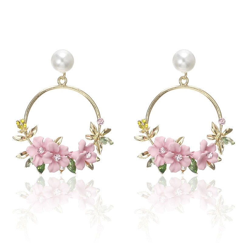 Blumen- und Perlenohrringe in Gold