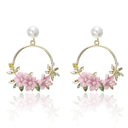 Blumen- und Perlenohrringe in Gold