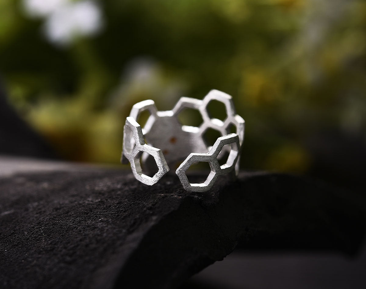 Eleganter verstellbarer Waben-Ring mit 18k Gold-Veredelung – MAEL