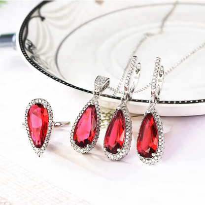 Rotes Schmuckset aus Zirkonia mit Strasssteinen