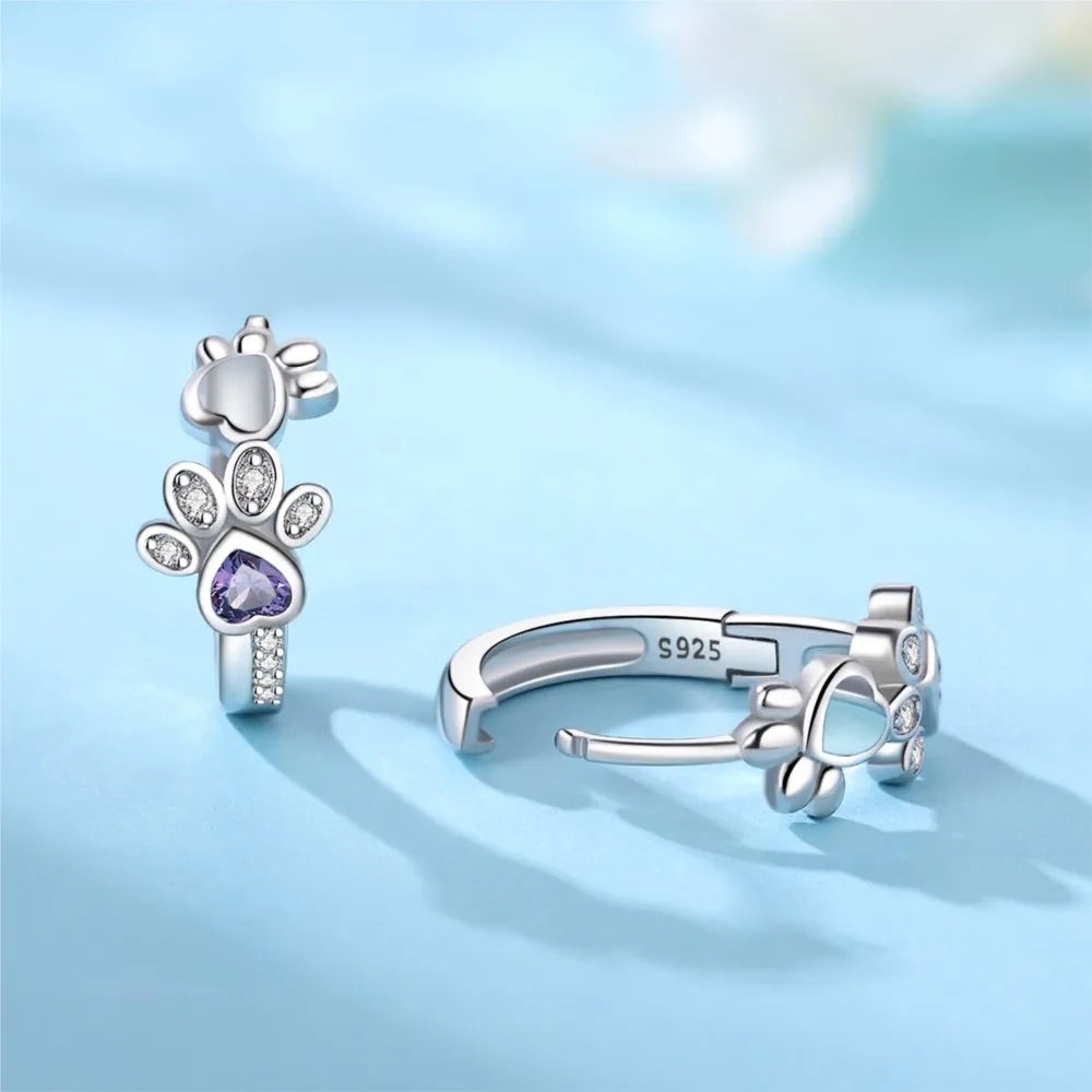 Elegante ILLA Pfoten-Huggie-Ohrringe aus 925er Sterlingsilber mit funkelnden Zirkonia und Herzstein