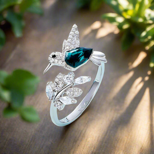 LUNAYA – Eleganter verstellbarer Glitzerring mit bezauberndem Kolibri und funkelndem Strassstein