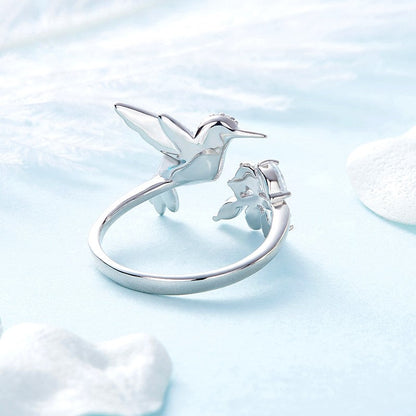 LUNAYA – Eleganter verstellbarer Glitzerring mit bezauberndem Kolibri und funkelndem Strassstein
