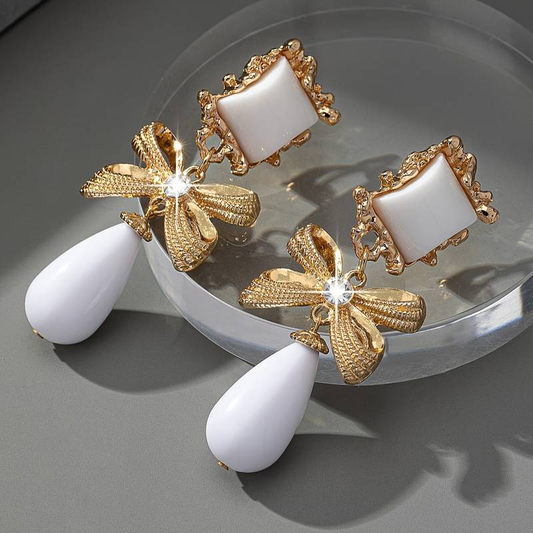 Alenya – Elegante Vintage-Ohrringe in Weiß und Gold für einen zeitlosen Look